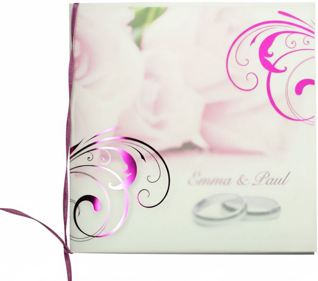 Romantische Einladungskarte zur Hochzeit mit Rosenblüten und Ehringen sowie Kunststoffhülle mit pinkem Ornamentdruck