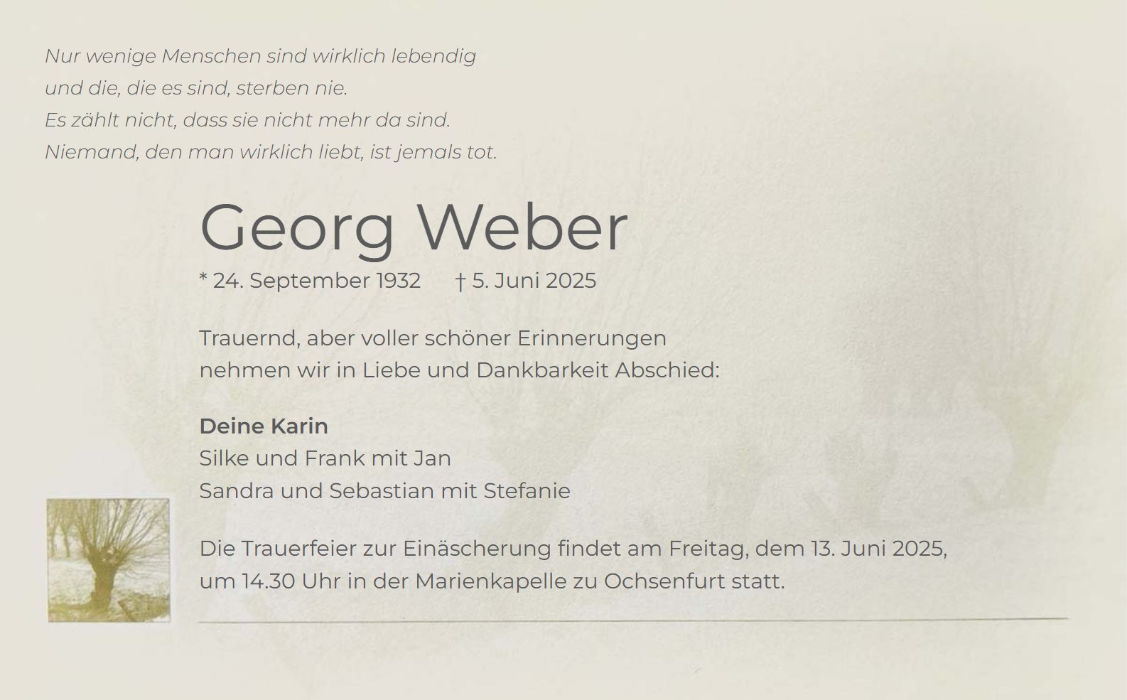 Einseitige Trauerkarte aus cremeweißem Designkarton. Im hellen Wasserzeichen-Hintergrund sind mehrere Kopfweiden Bäume am Ufer eines Baches zu sehen. Traueranzeigekarte mit Weidenbäumen am Bach, in Naturlandschaft im Hintergrund